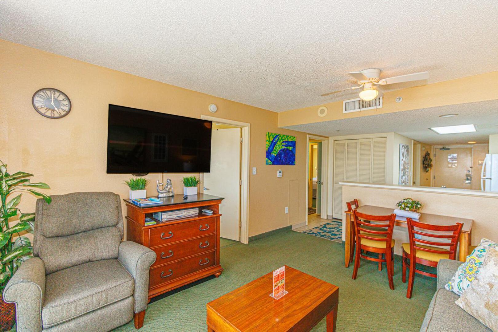Spacious Oceanfront 2 Bedroom - Sleeps 8! - Roxanne Towers Unit 406