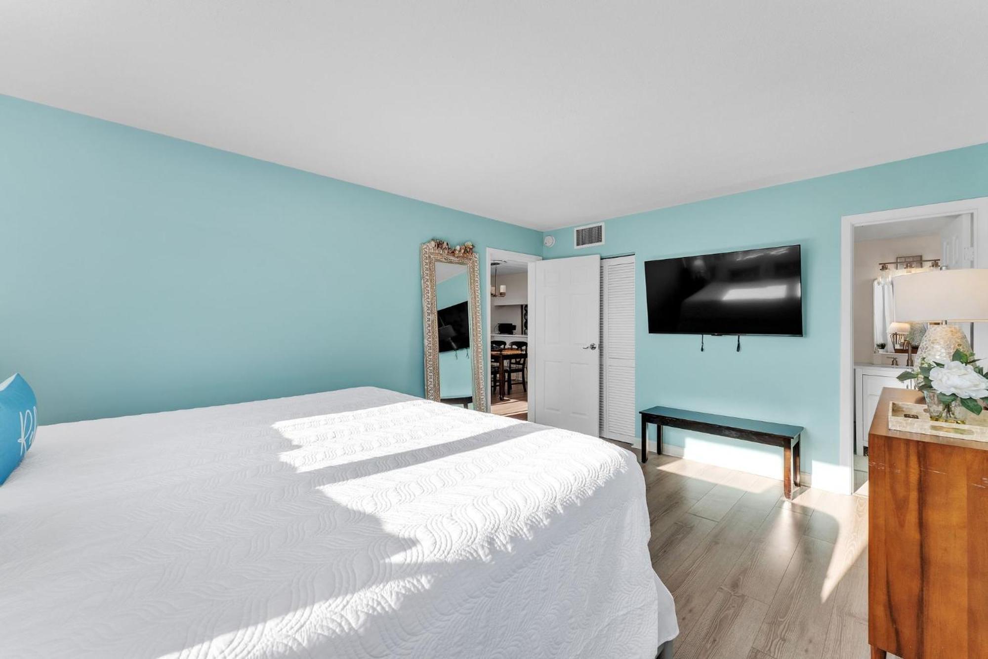 Coastal Retreat - 2br - 4-min Walk To Apartment *
