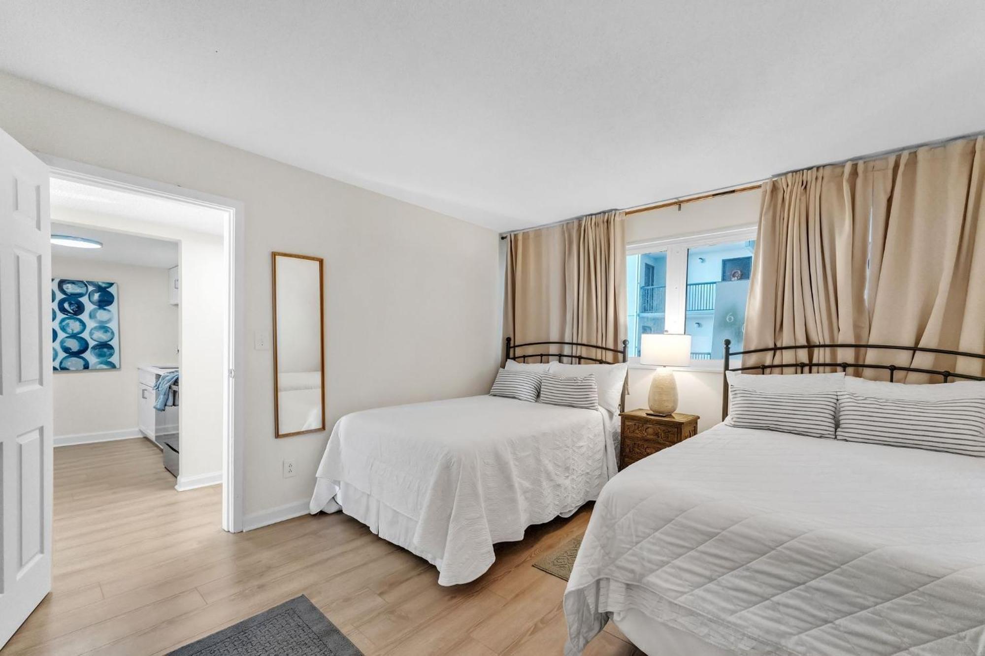 Coastal Retreat - 2br - 4-min Walk To Apartment