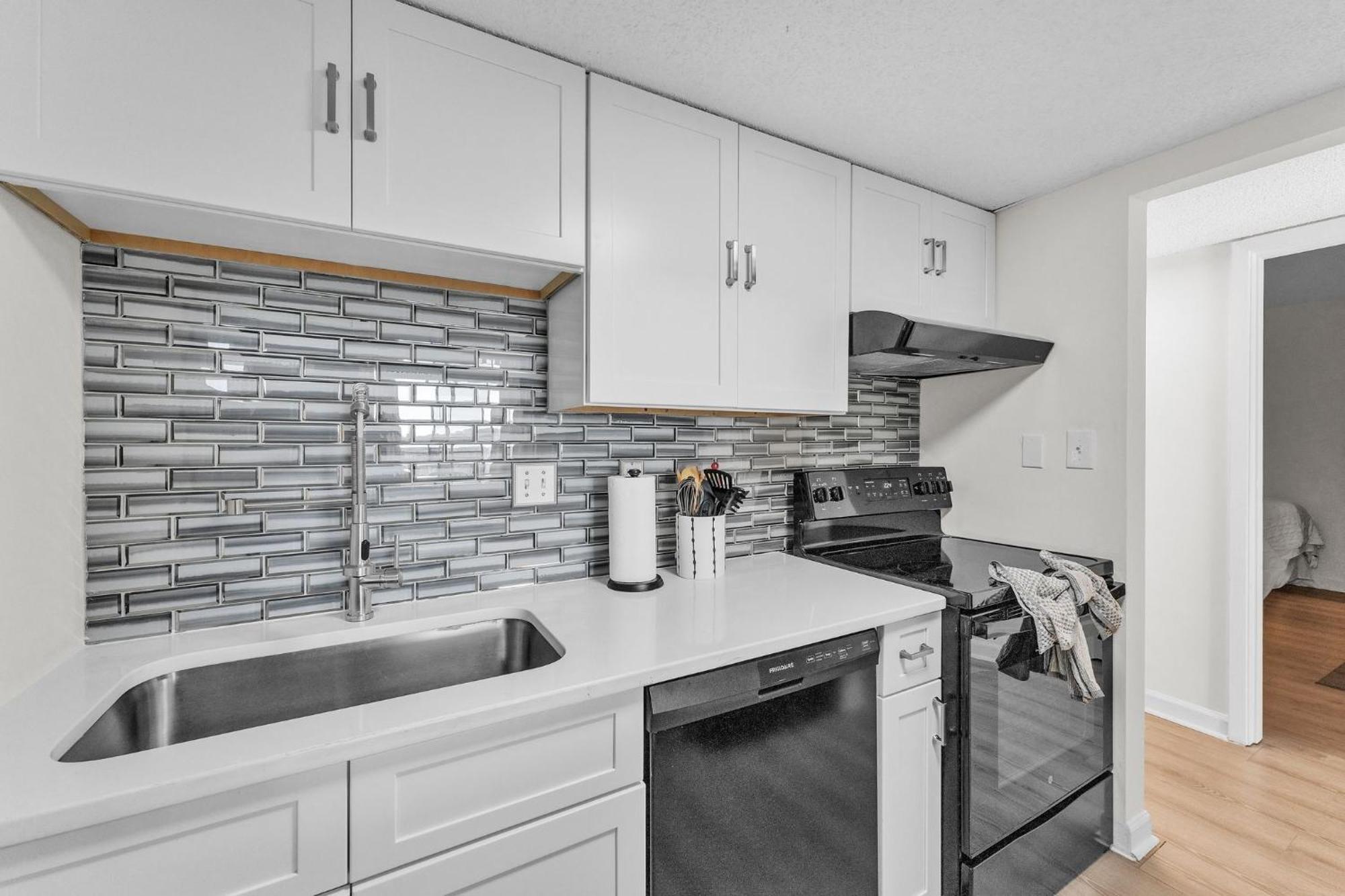 Coastal Retreat - 2br - 4-min Walk To Apartment