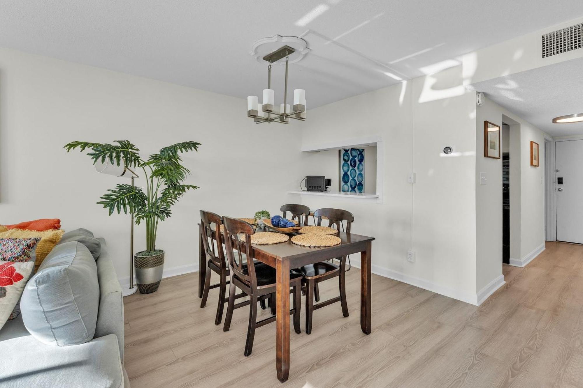 Coastal Retreat - 2br - 4-min Walk To Apartment *