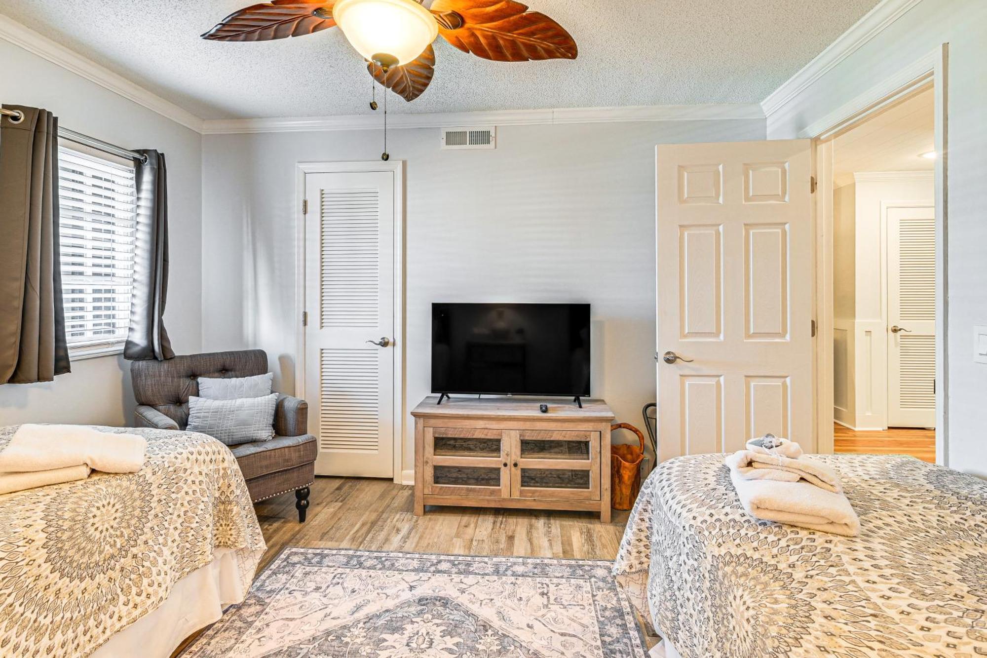 On-the-beach Escape Oceanfront In Surfside!