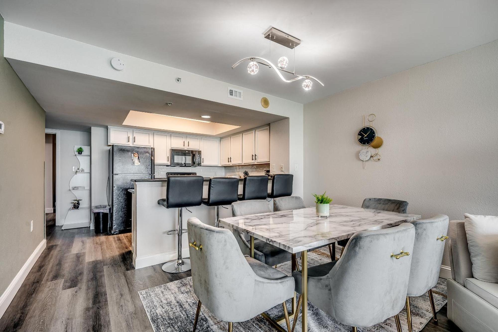 Huge Oceanfront One Bedroom For 6, Gorgeous View & Pools On Bv 15th Floor Apartment