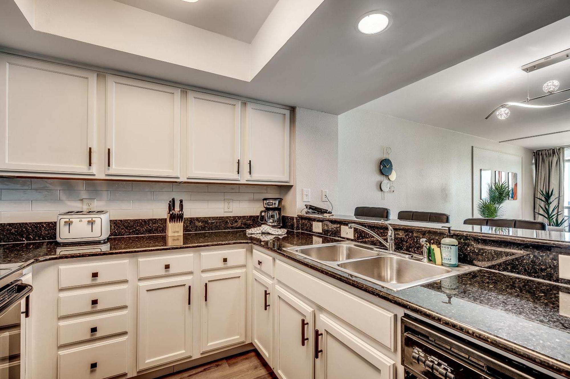 Huge Oceanfront One Bedroom For 6, Gorgeous View & Pools On Bv 15th Floor Apartment *