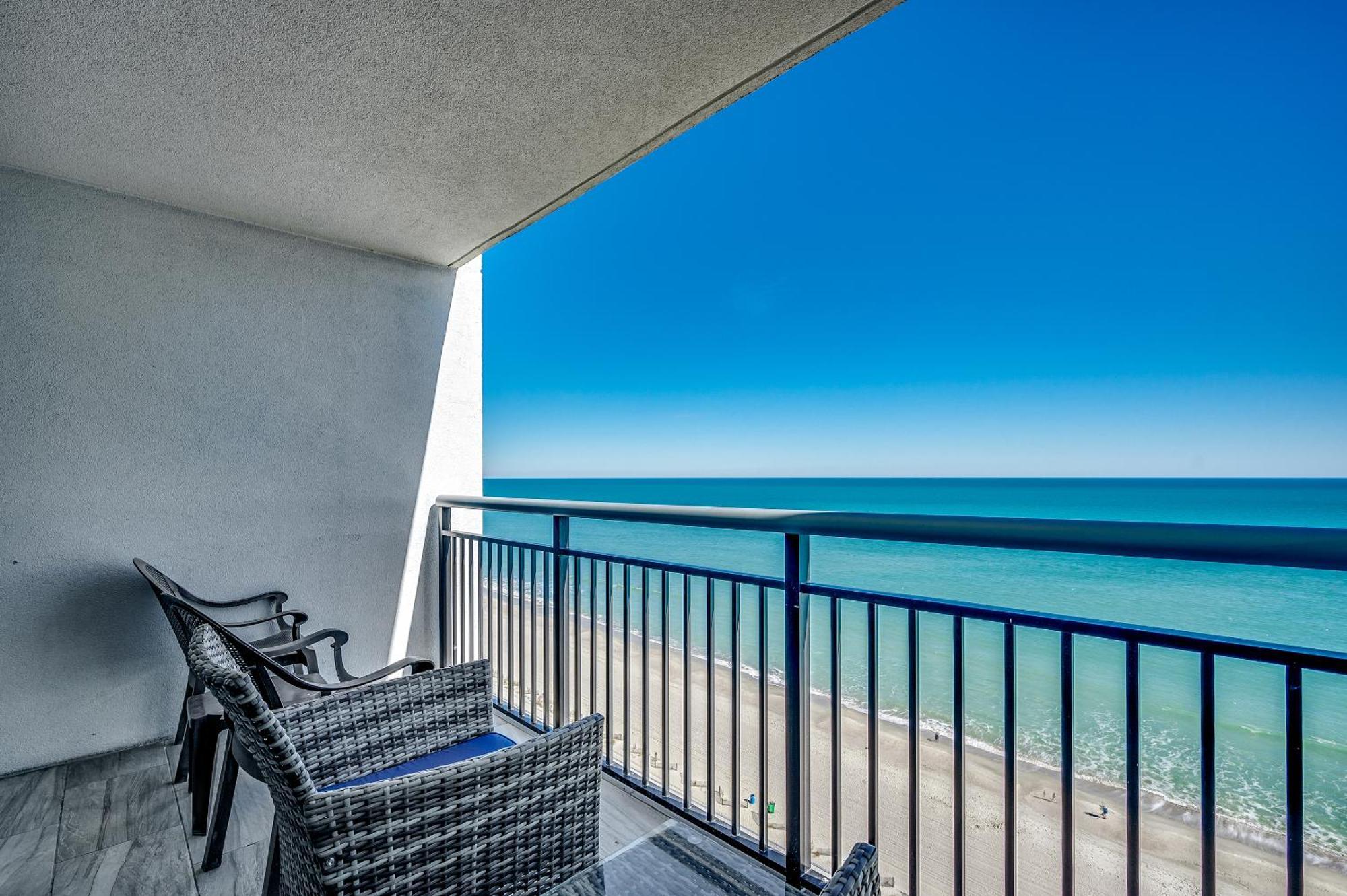 Apartment Beachfront With Stunning View Multiple Pools On Bv 15th Floor *