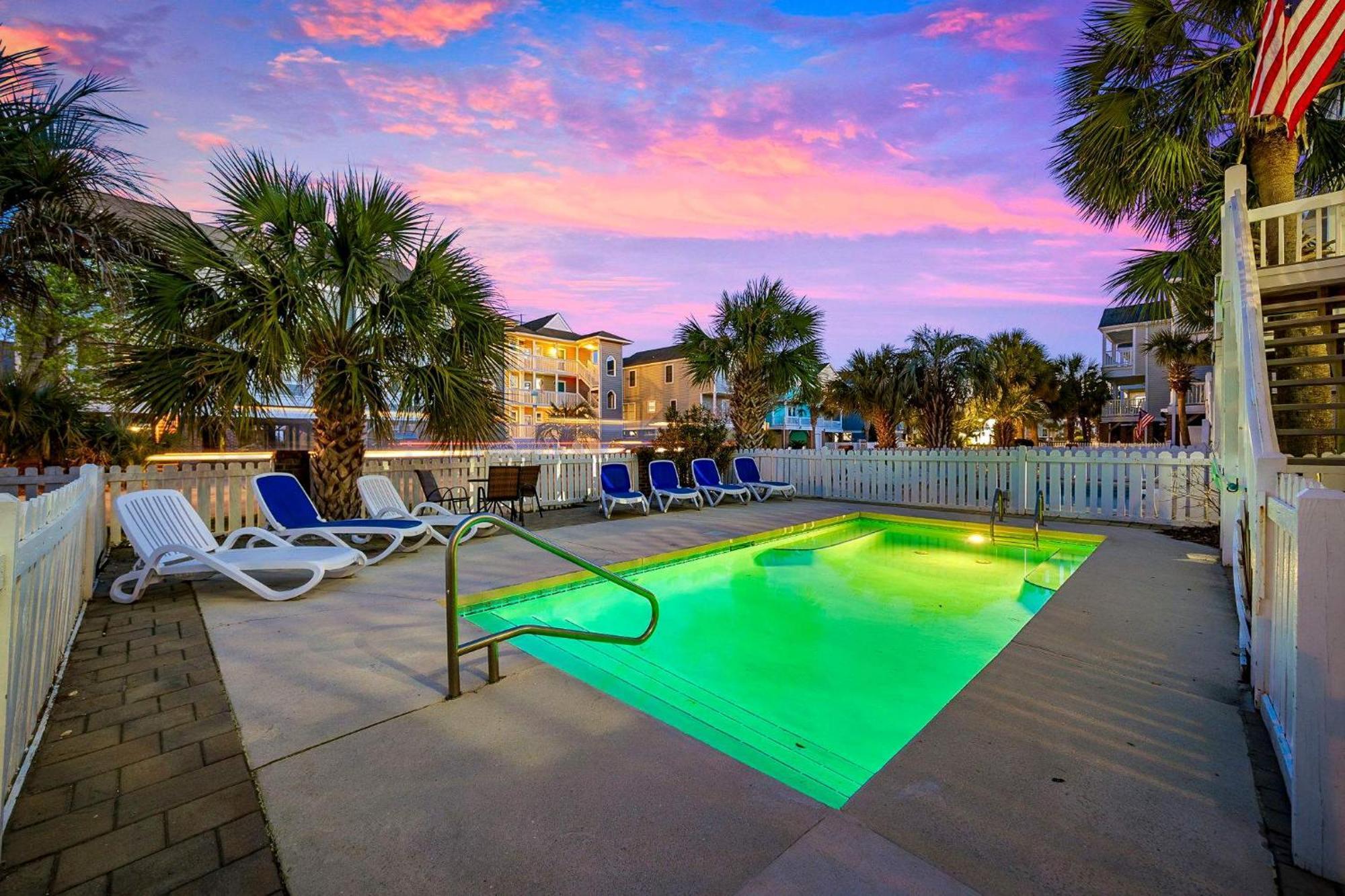 Sea Breeze Getaway-2nd Row In Surfside Holiday home