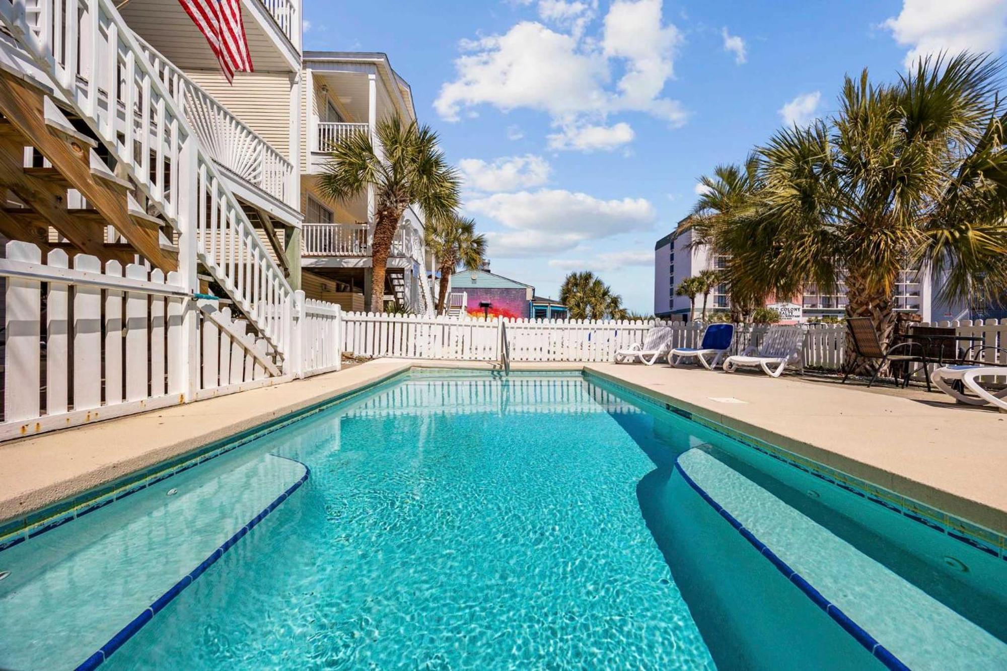 Sea Breeze Getaway-2nd Row In Surfside Holiday home