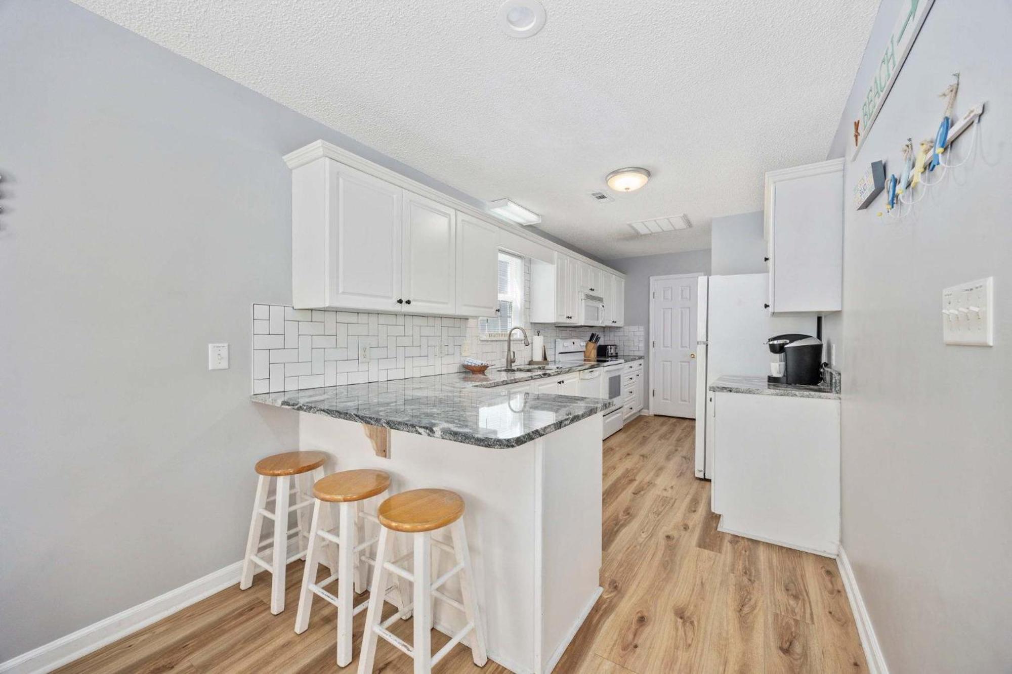 Sea Breeze Getaway-2nd Row In Surfside Holiday home *