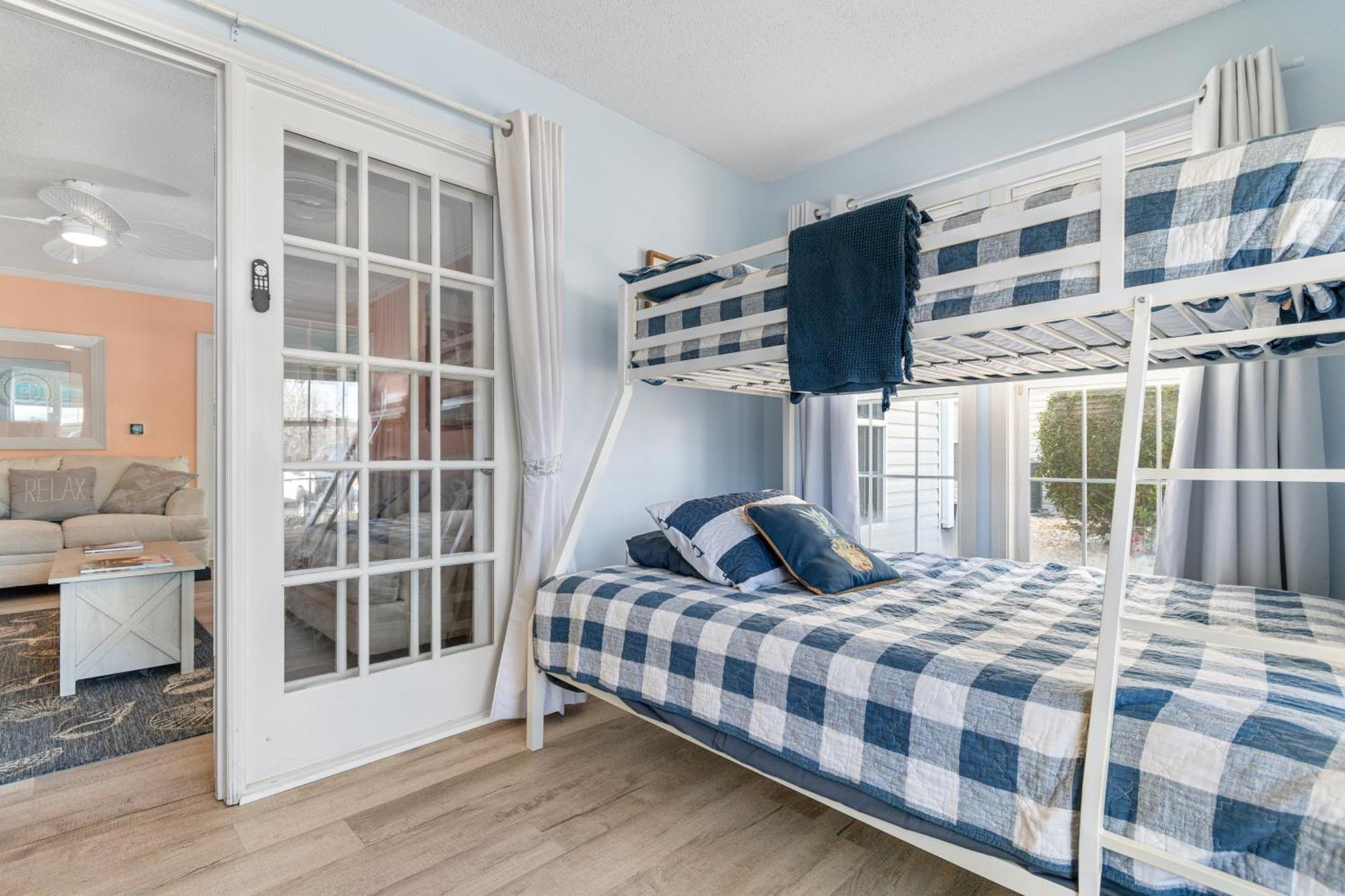 Charming In Savannah Shores- No Stairs! Close To Beach! Apartment