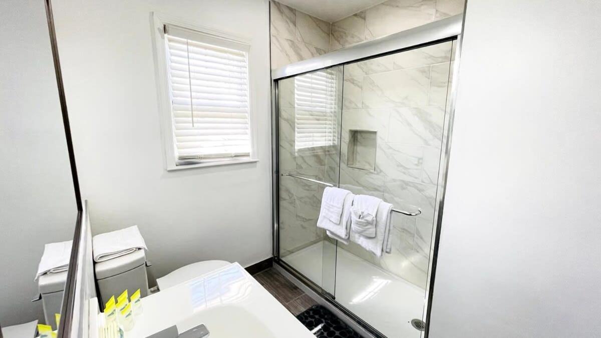 Apartment Close To The #2 Great 2 Bedrooms