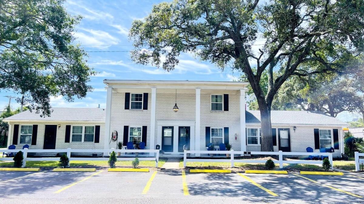 Close To The #2 Great 2 Bedrooms Apartment *
