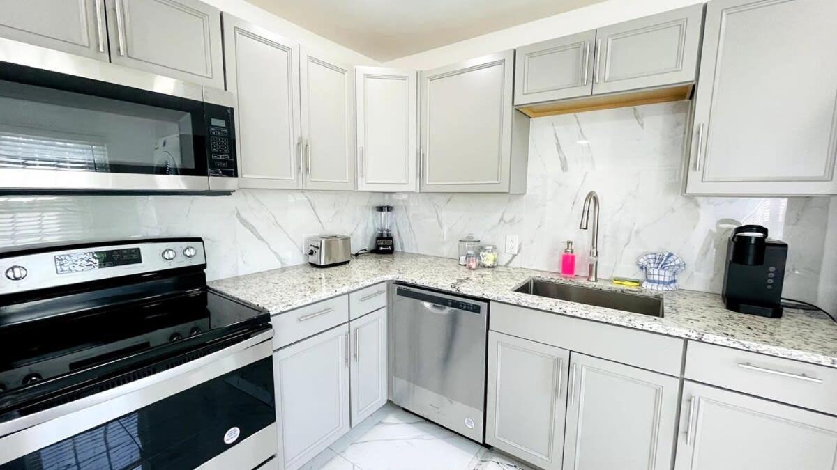 Apartment Close To The #2 Great 2 Bedrooms *