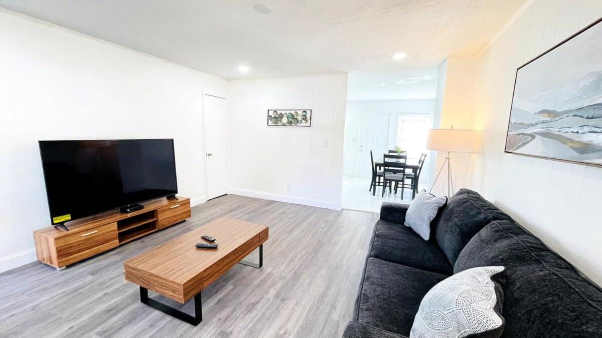 Close To The #2 Great 2 Bedrooms Apartment *