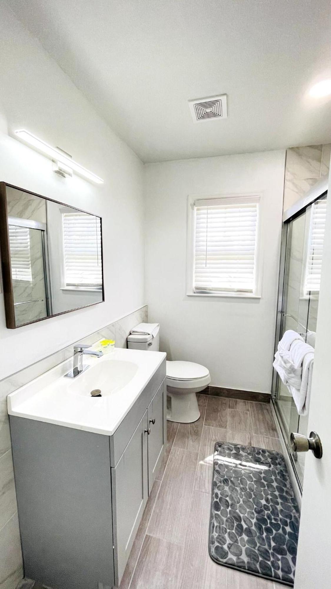 Apartment Close To The #2 Great 2 Bedrooms *