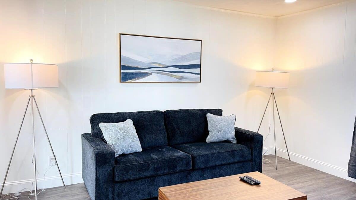 Apartment Close To The #2 Great 2 Bedrooms *