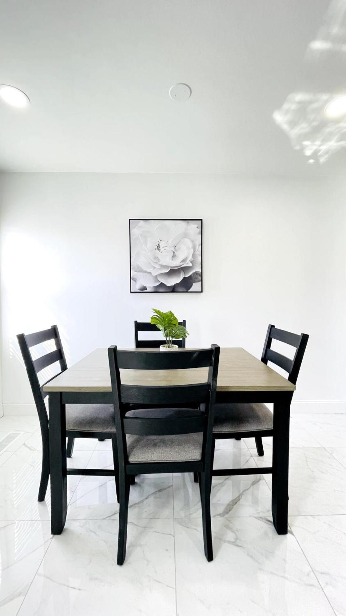 Apartment Close To The #2 Great 2 Bedrooms