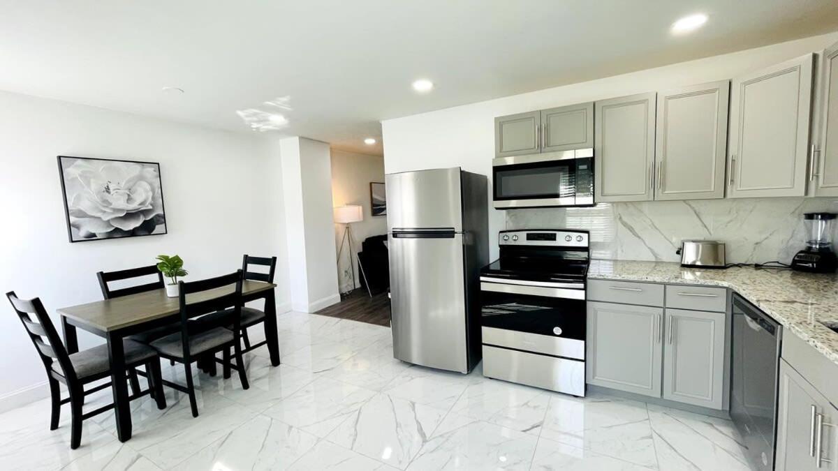 Close To The #2 Great 2 Bedrooms Apartment *