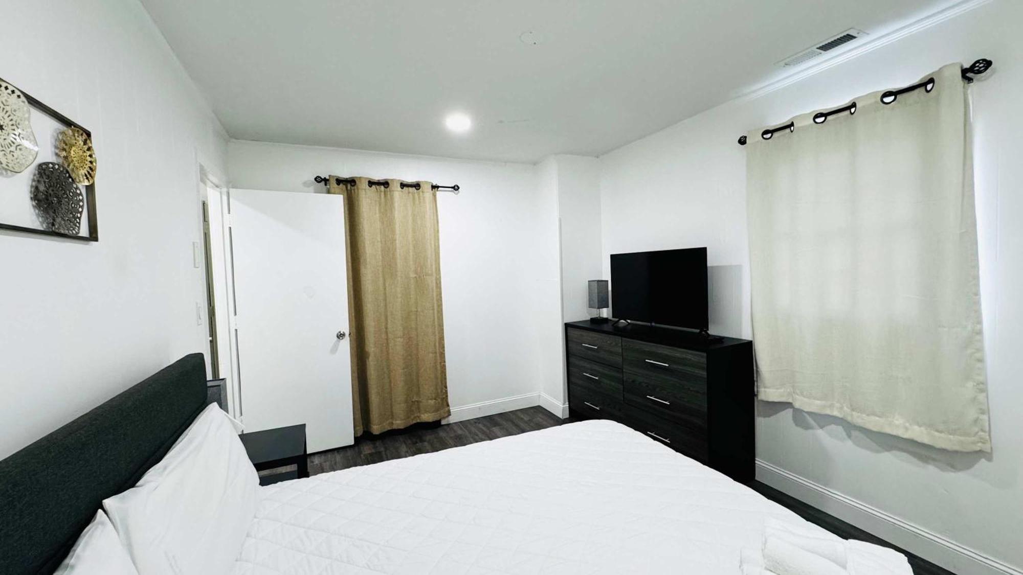 Apartment Close To The #3 Cozy 2 Bedrooms
