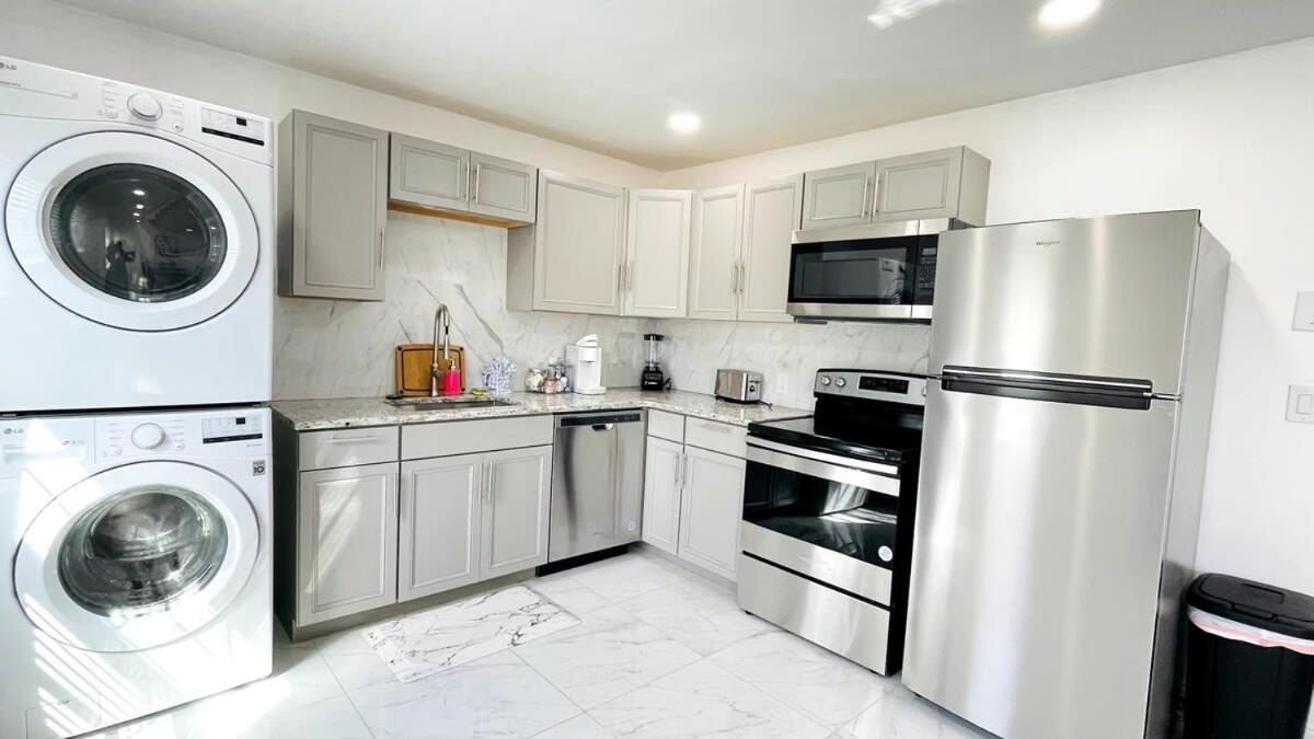 Close To The #3 Cozy 2 Bedrooms Apartment *
