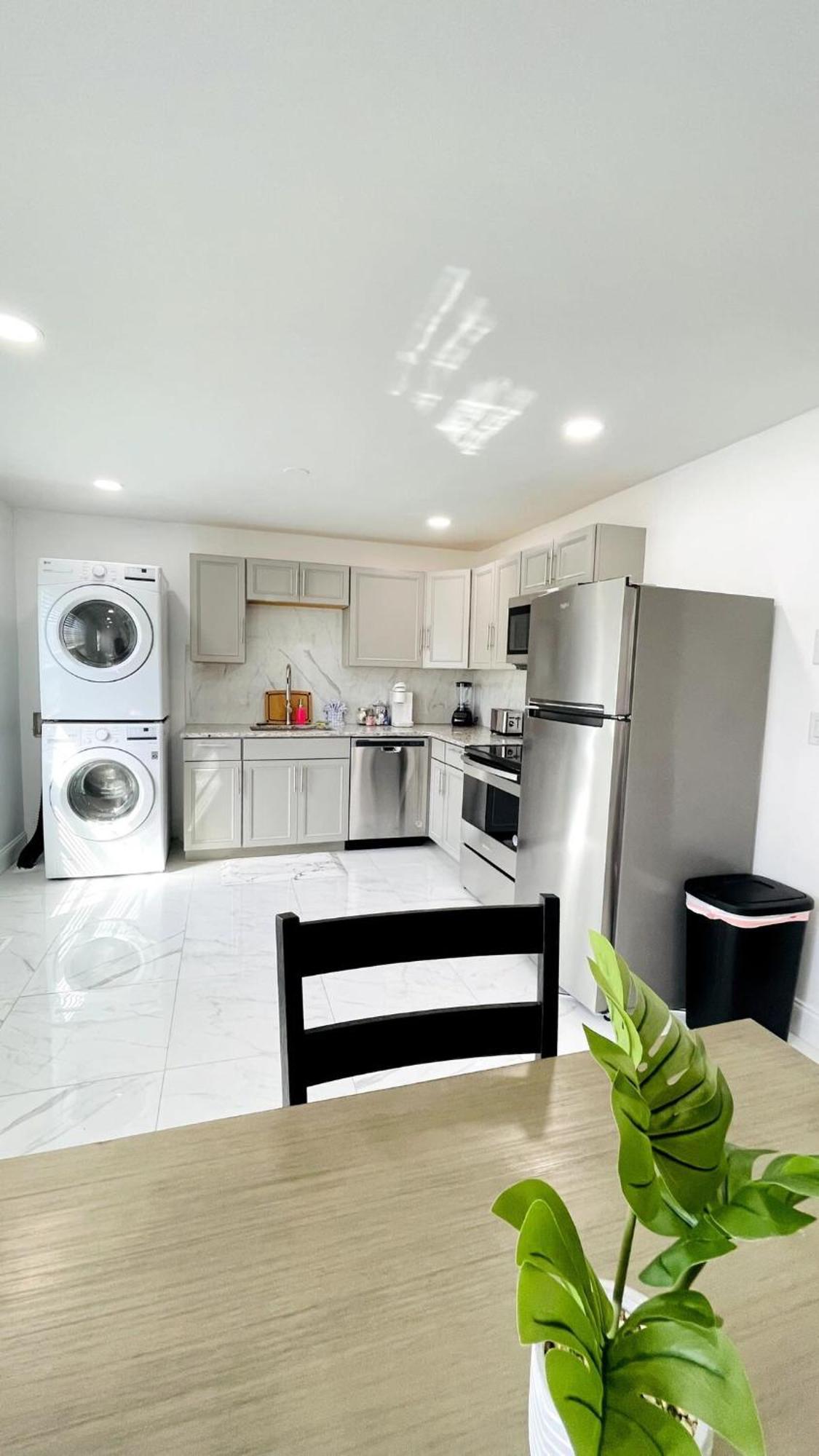Close To The #3 Cozy 2 Bedrooms Apartment *