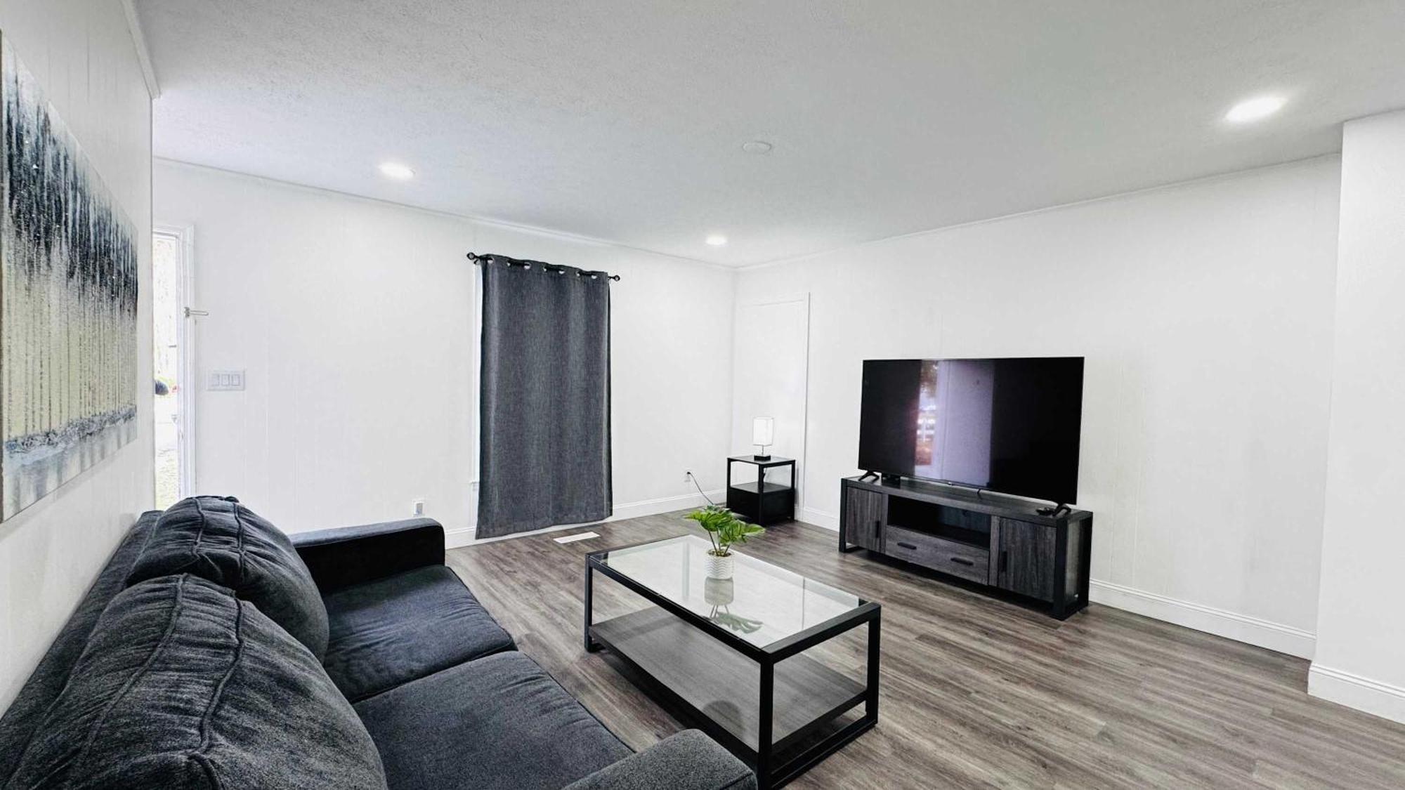 Close To The #3 Cozy 2 Bedrooms *