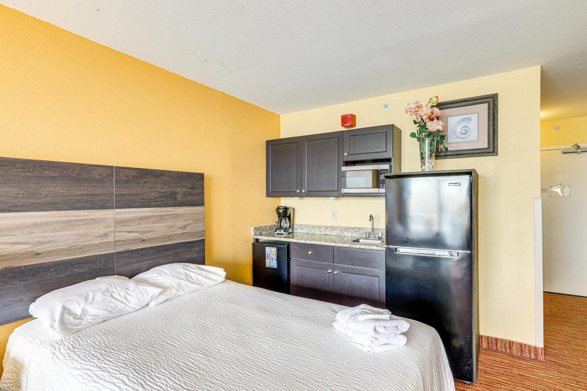 Pools And Spas Beachfront At Landmark Apartment