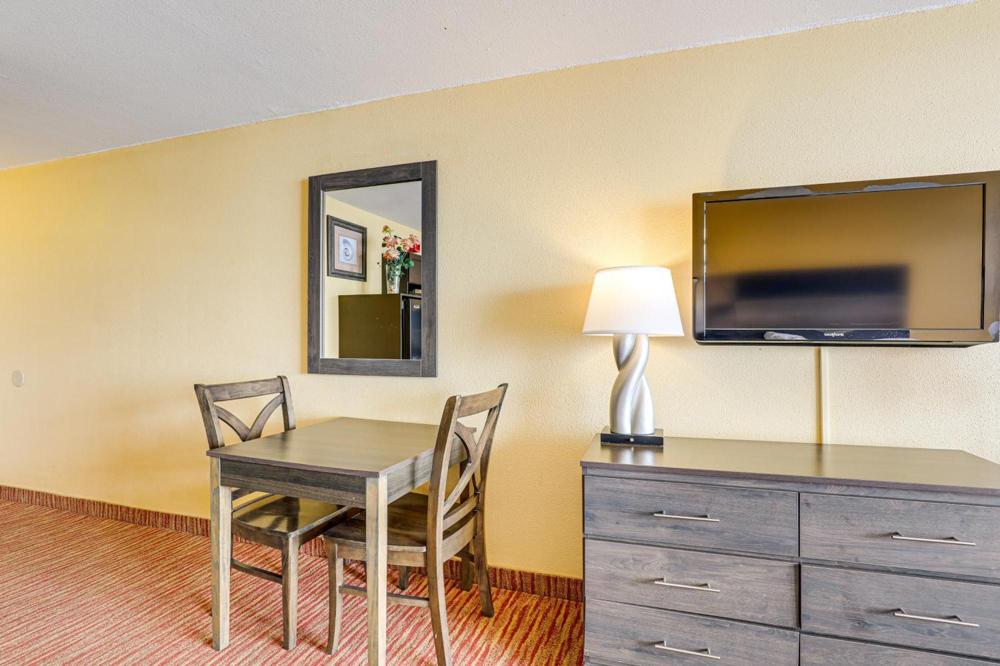 Pools And Spas Beachfront At Landmark Apartment *
