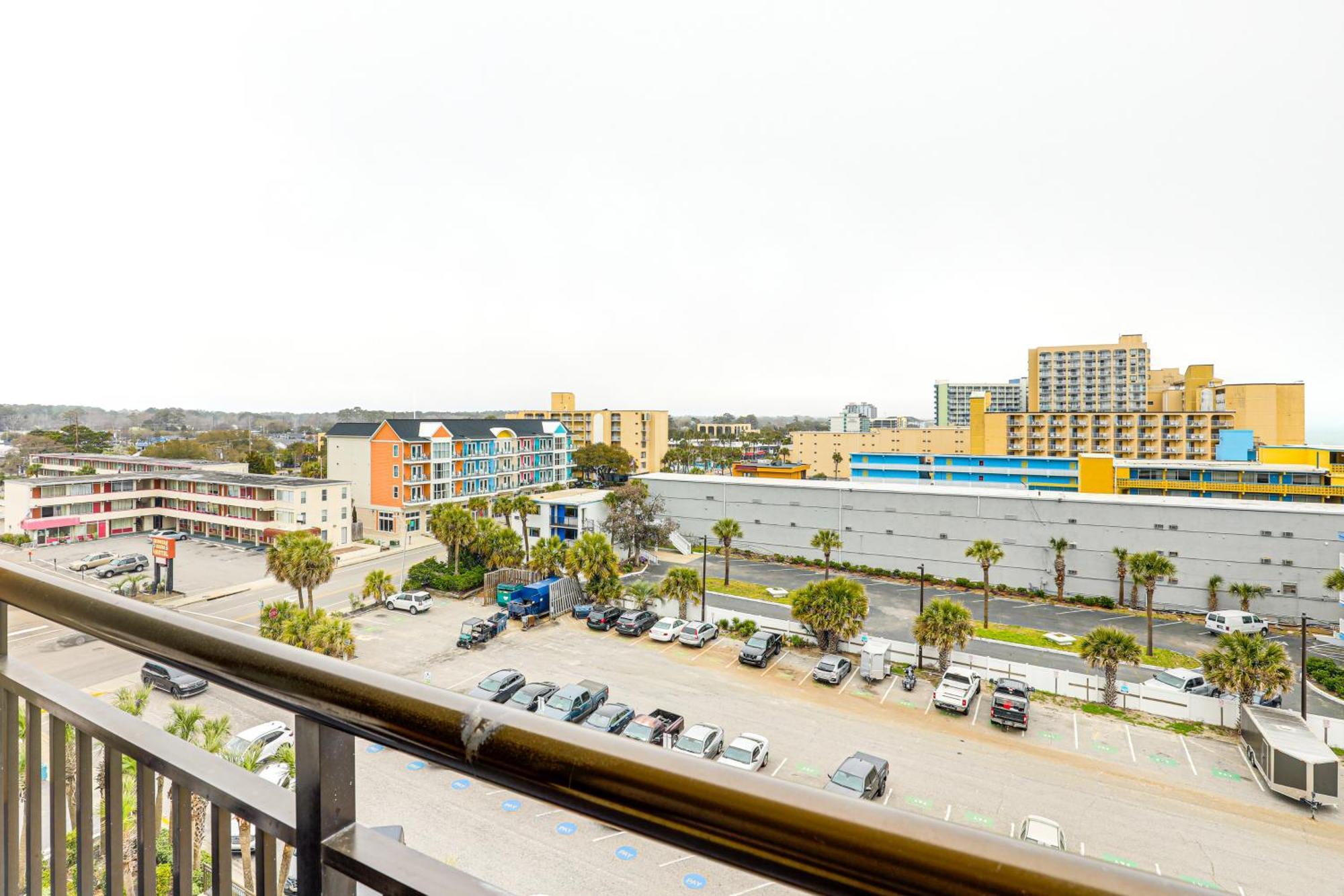 Pools And Spas Beachfront At Landmark Apartment *