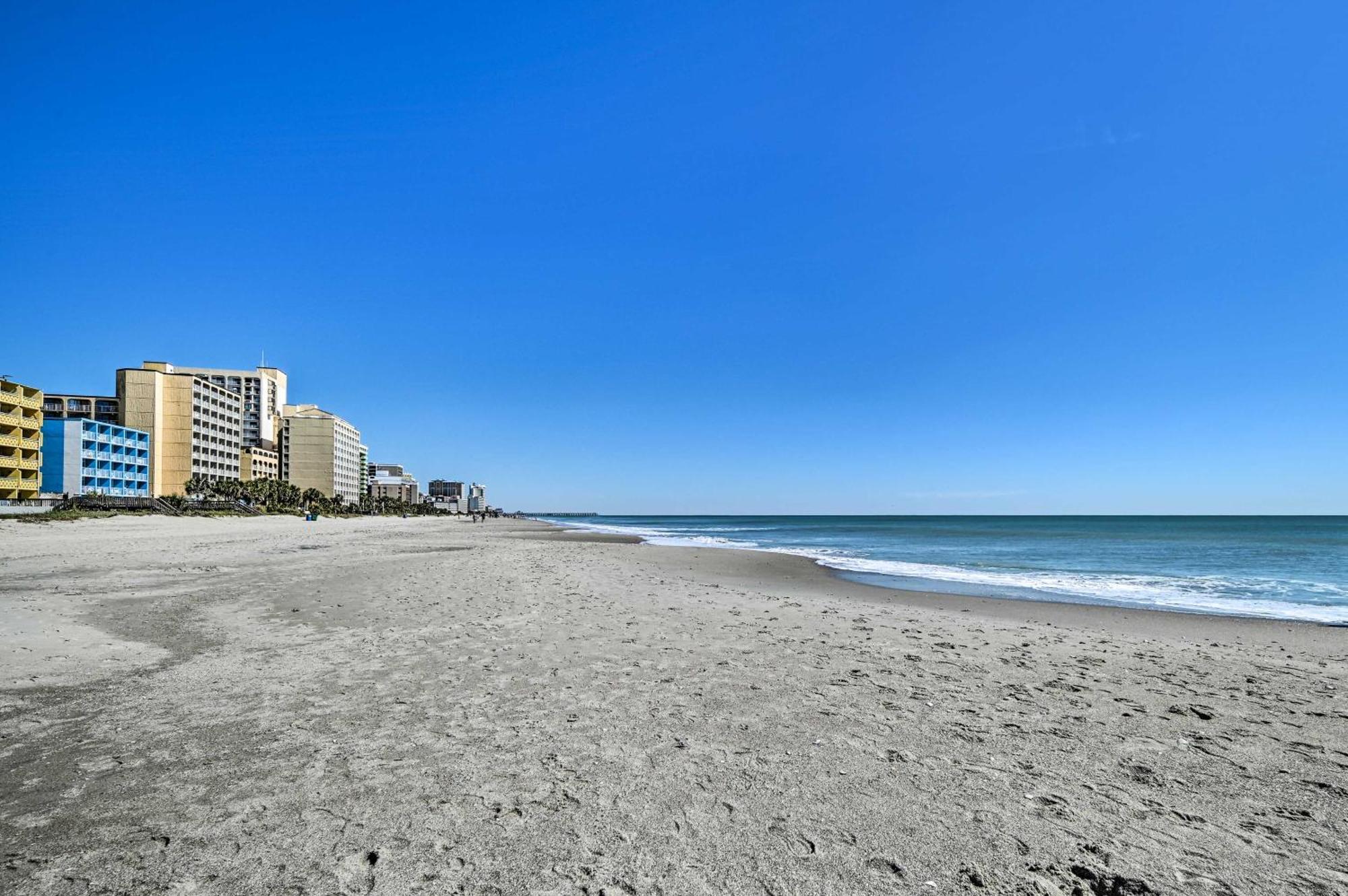 Pools And Spas Beachfront At Landmark Apartment *