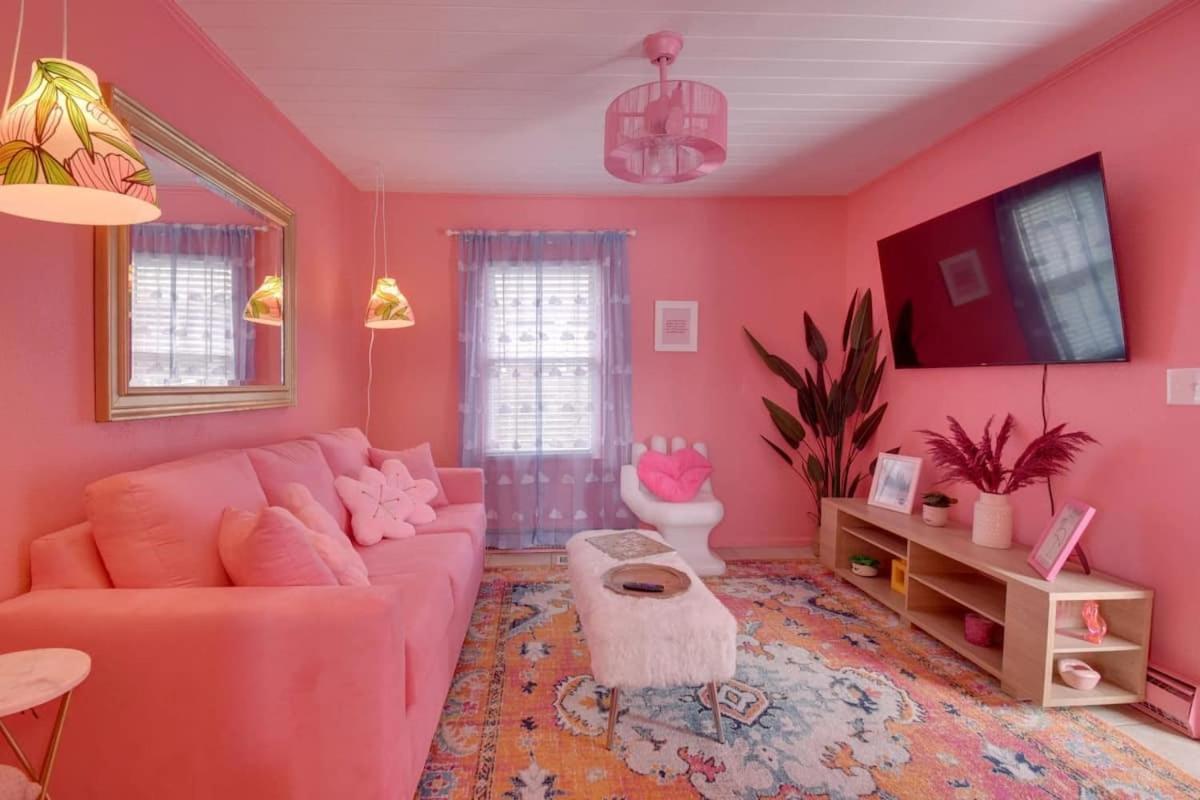 Holiday home Pink Dream Home, Sleeps 22 W Pool, Vanity&game Rms