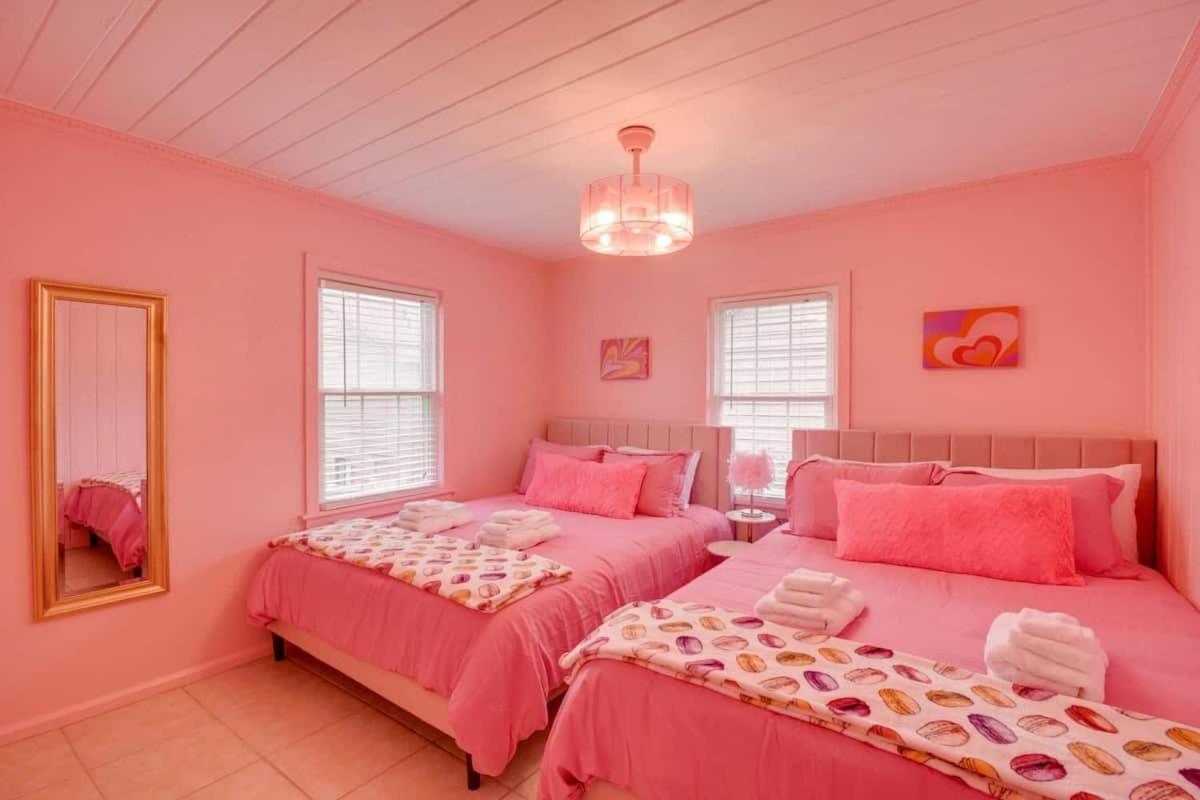 Pink Dream Home, Sleeps 22 W Pool, Vanity&game Rms Holiday home