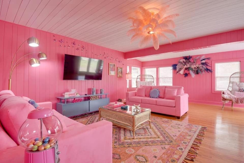 Pink Dream Home, Sleeps 22 W Pool, Vanity&game Rms Holiday home *