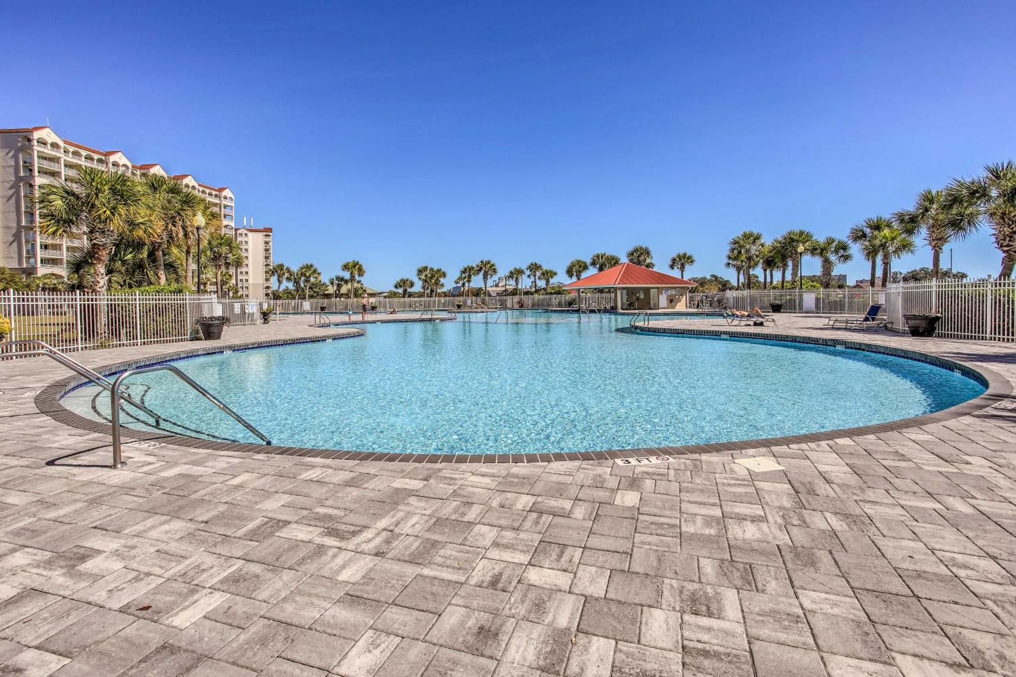 Barefoot Pool, Golf, And Beach! Apartment Myrtle Beach