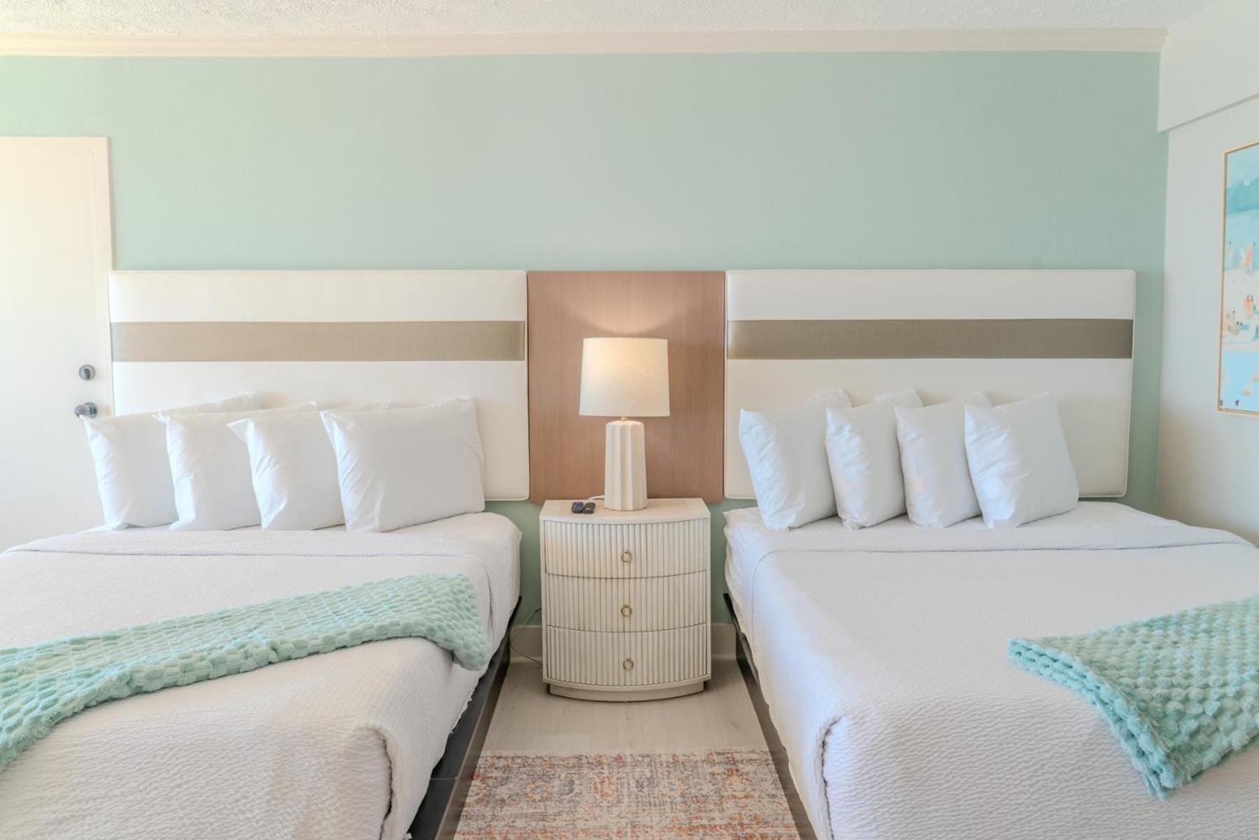 2 Bedroom Oceanfront With Separate Entrances! Ocean Reef 50&509