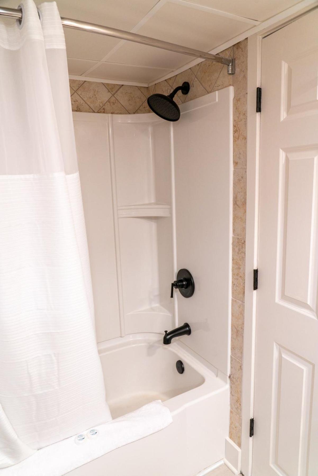 2 Bedroom Oceanfront With Separate Entrances! Ocean Reef 50&509
