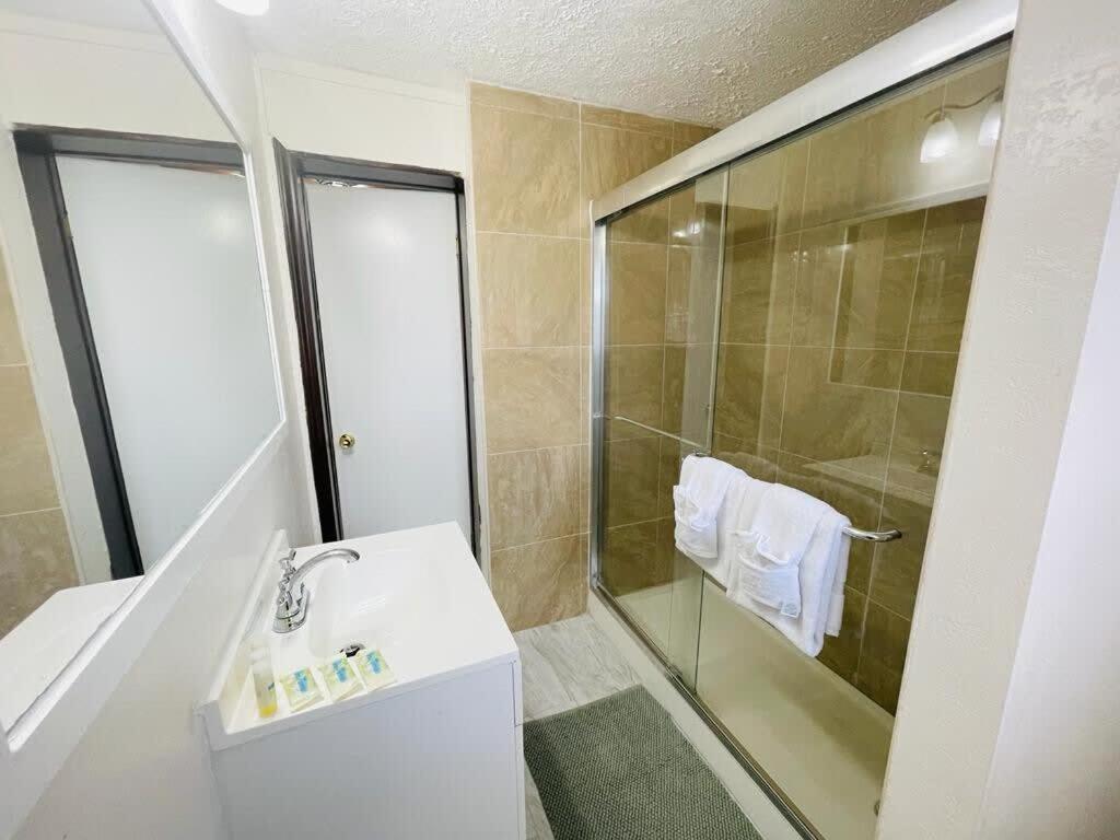 #5 Awesome 3 Bedroom Minutes From The Apartment *