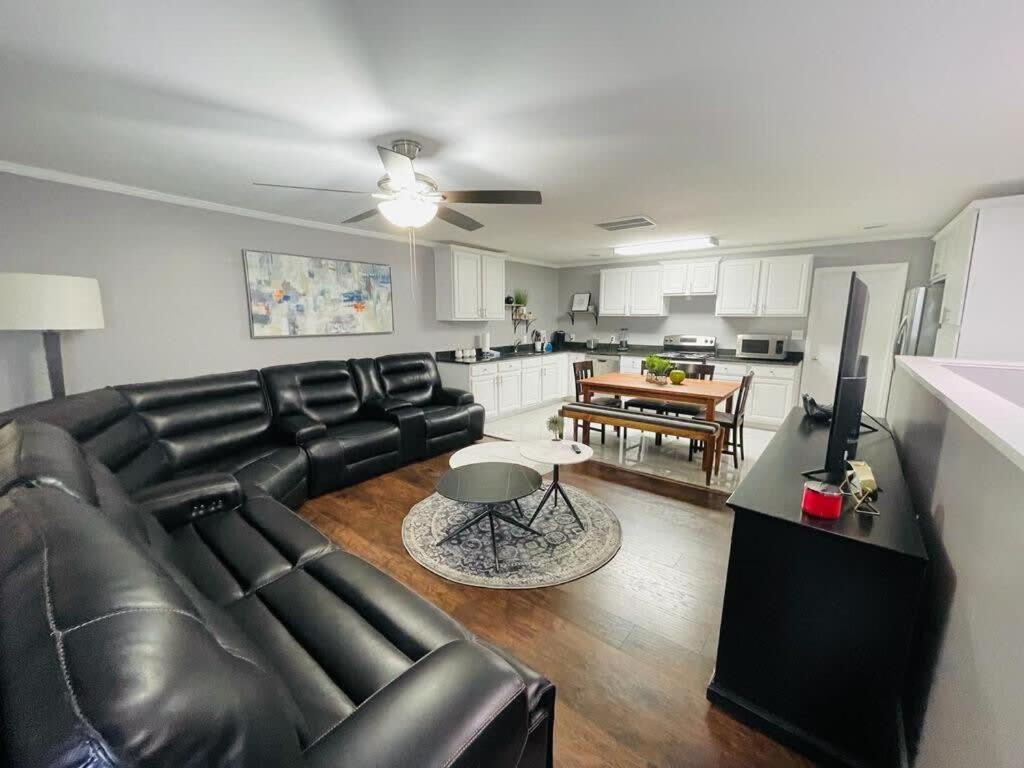 #5 Awesome 3 Bedroom Minutes From The Apartment *