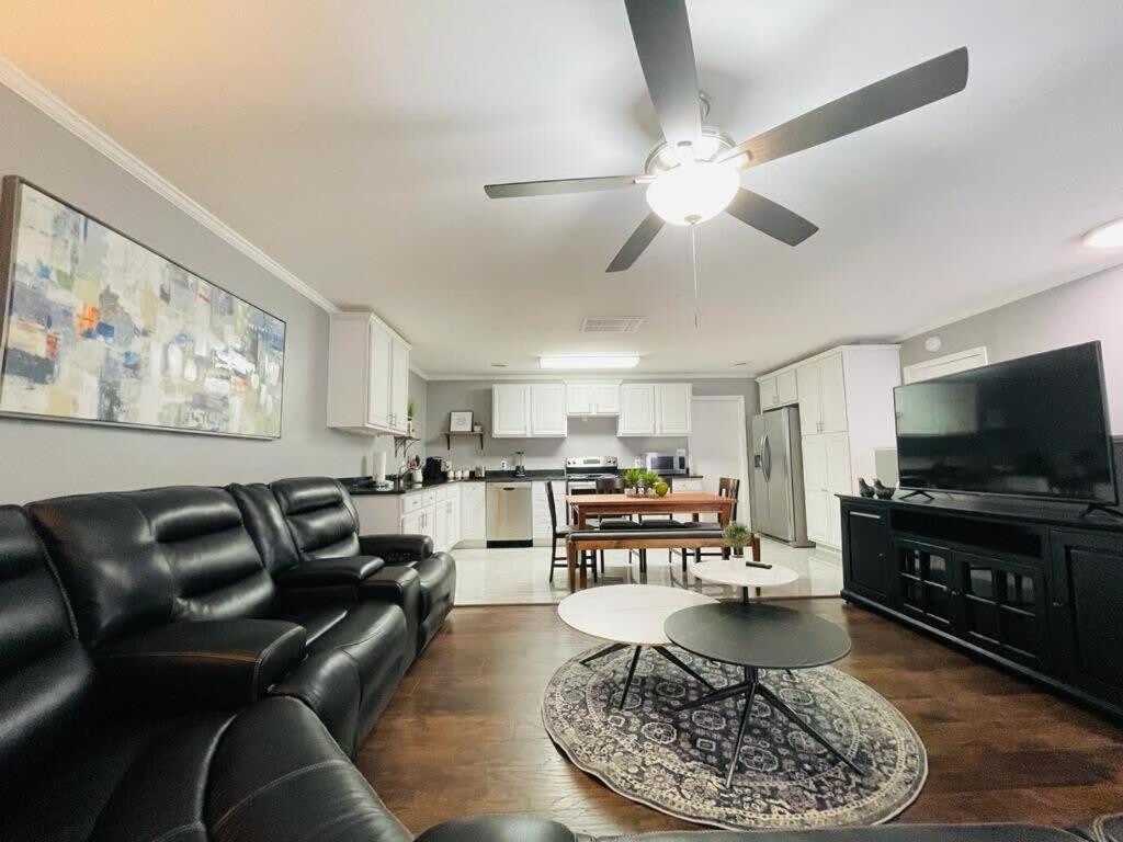 #5 Awesome 3 Bedroom Minutes From The *