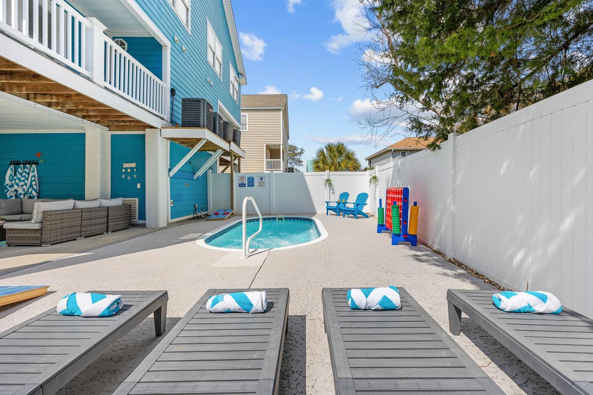 Spacious - 2minwalktobeach - Heatedpvtpool - Beachgear - Gamesgalore Holiday home
