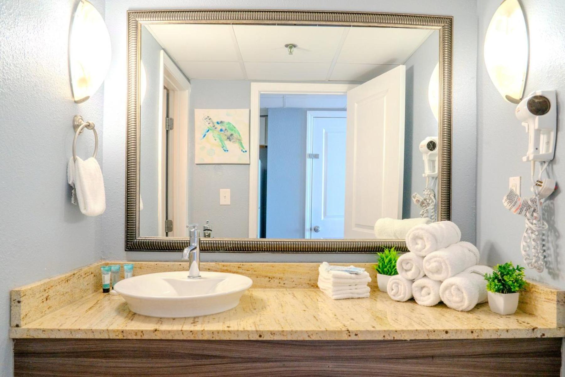 Updated 1 Bedroom Condo-spectacular Oceanfront Views! Caravelle 838