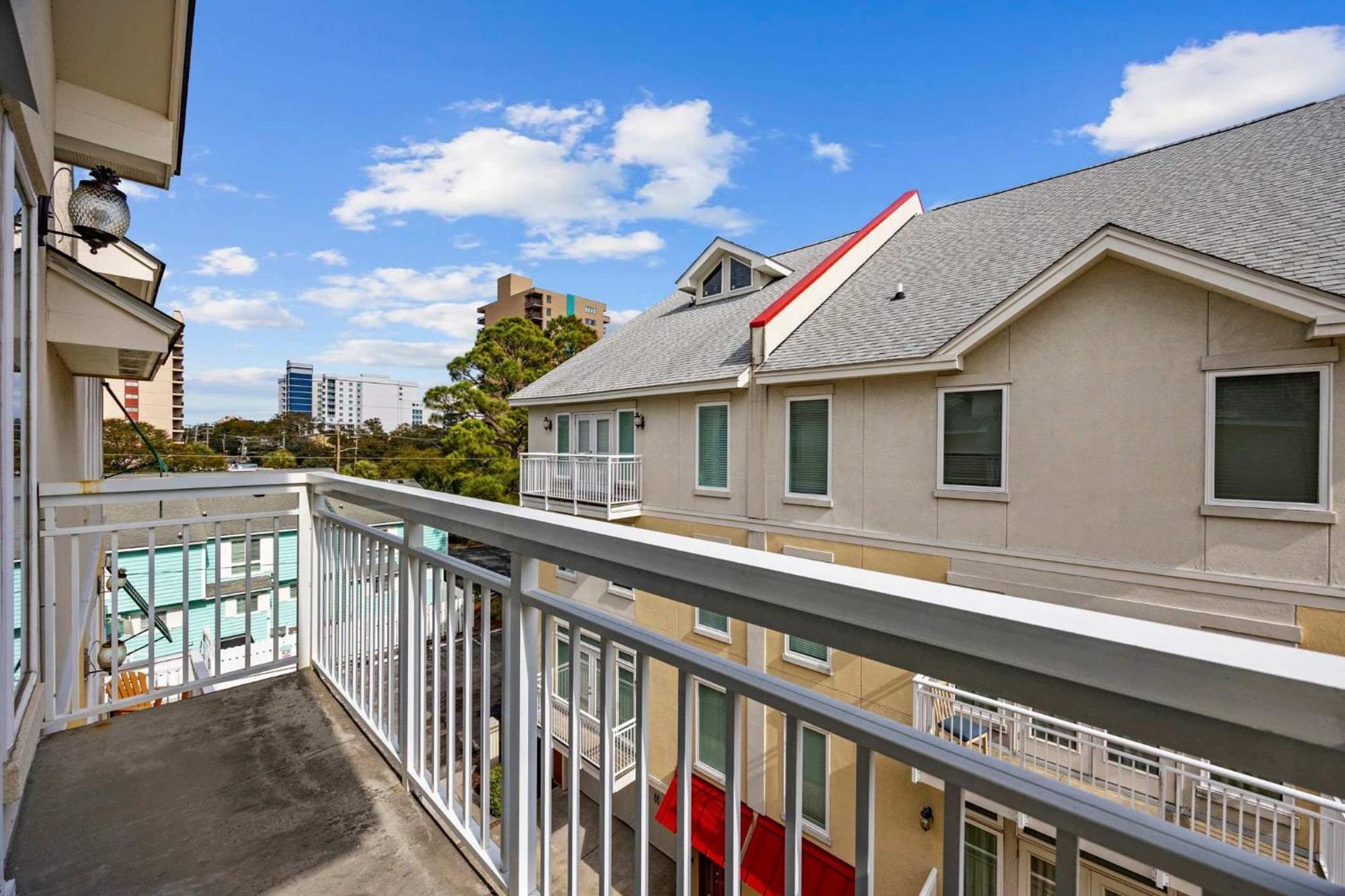 3br 3ba Townhouse One Block From The
