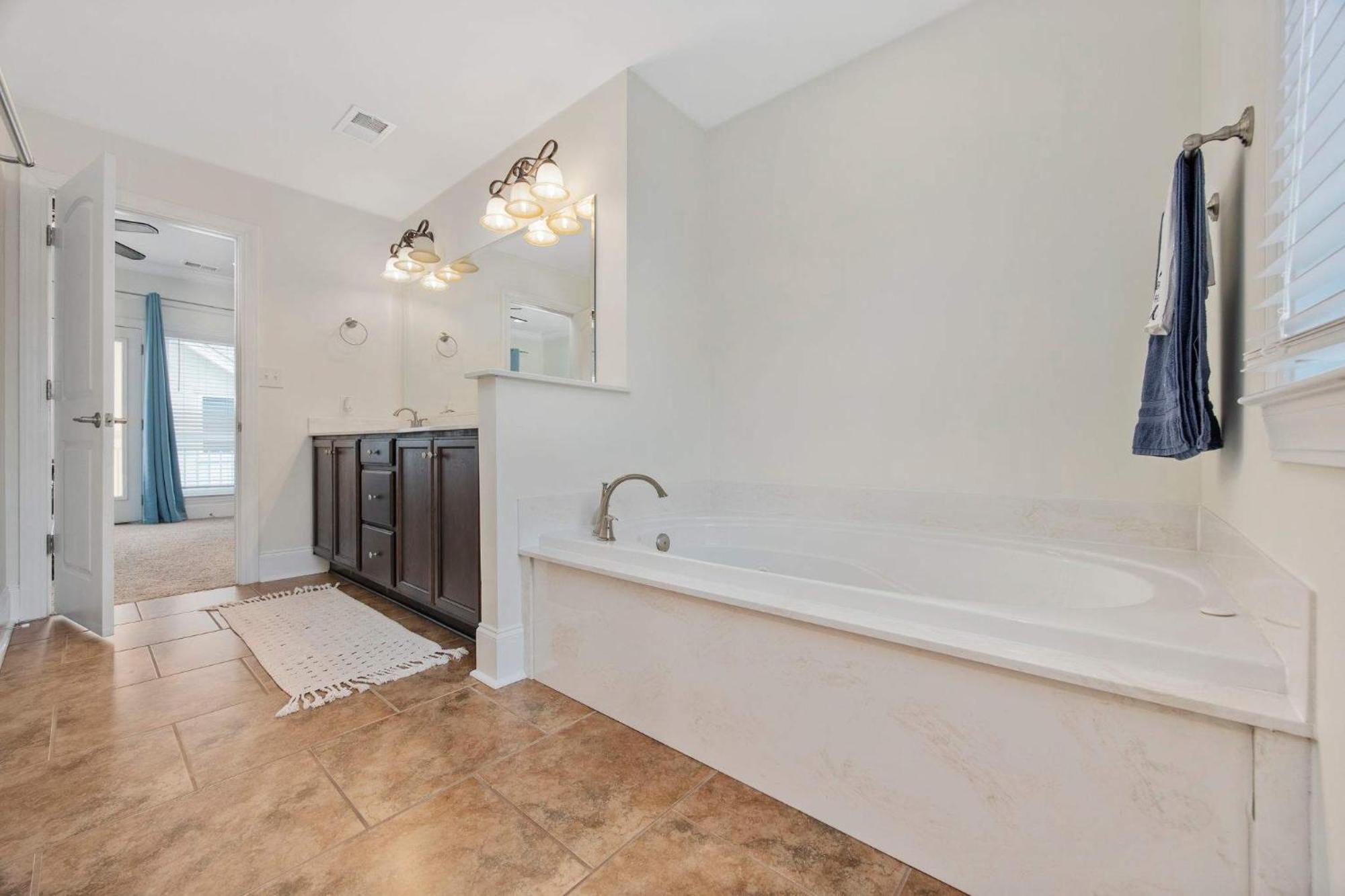 3br 3ba Townhouse One Block From The *