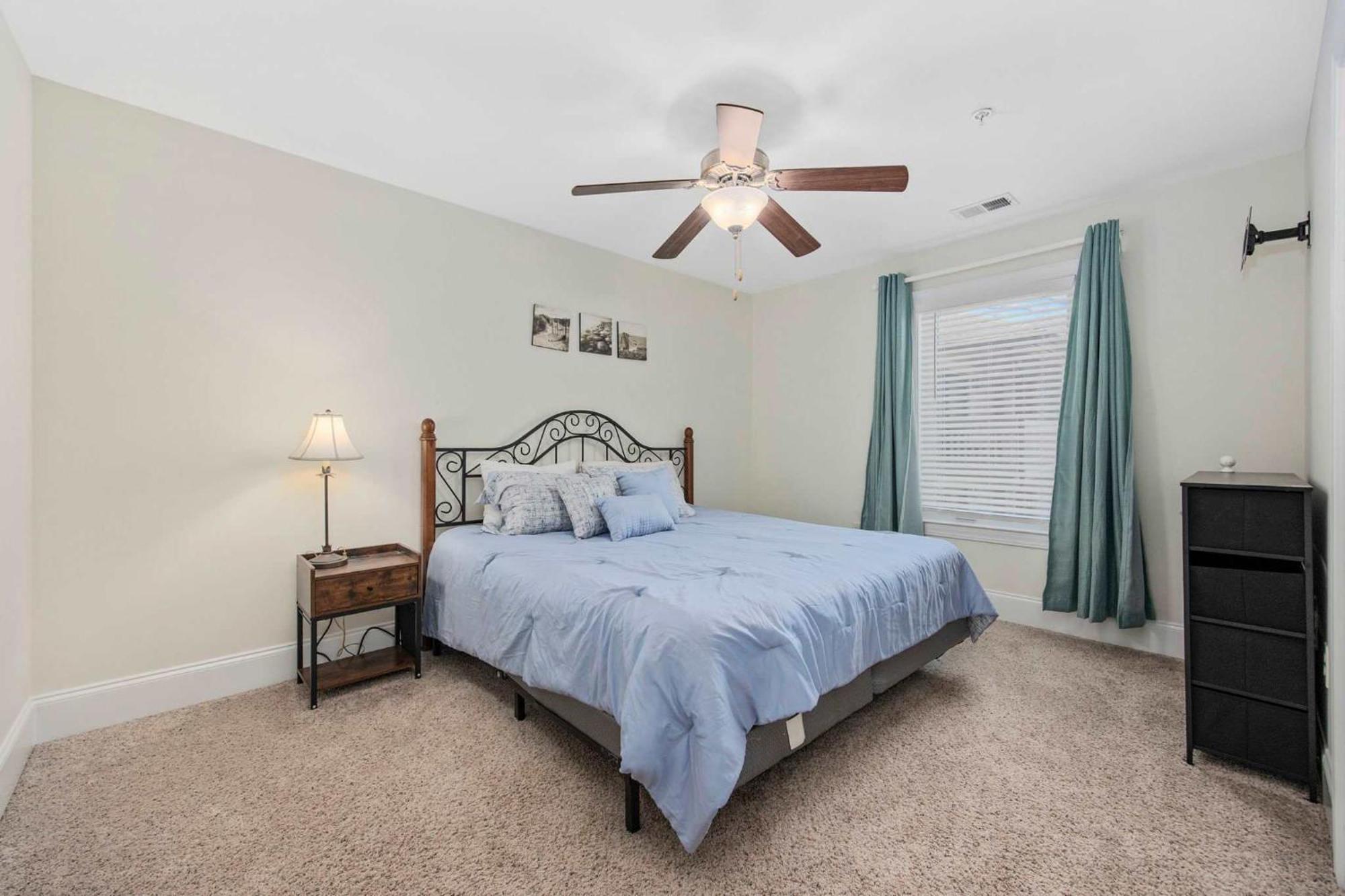3br 3ba Townhouse One Block From The *