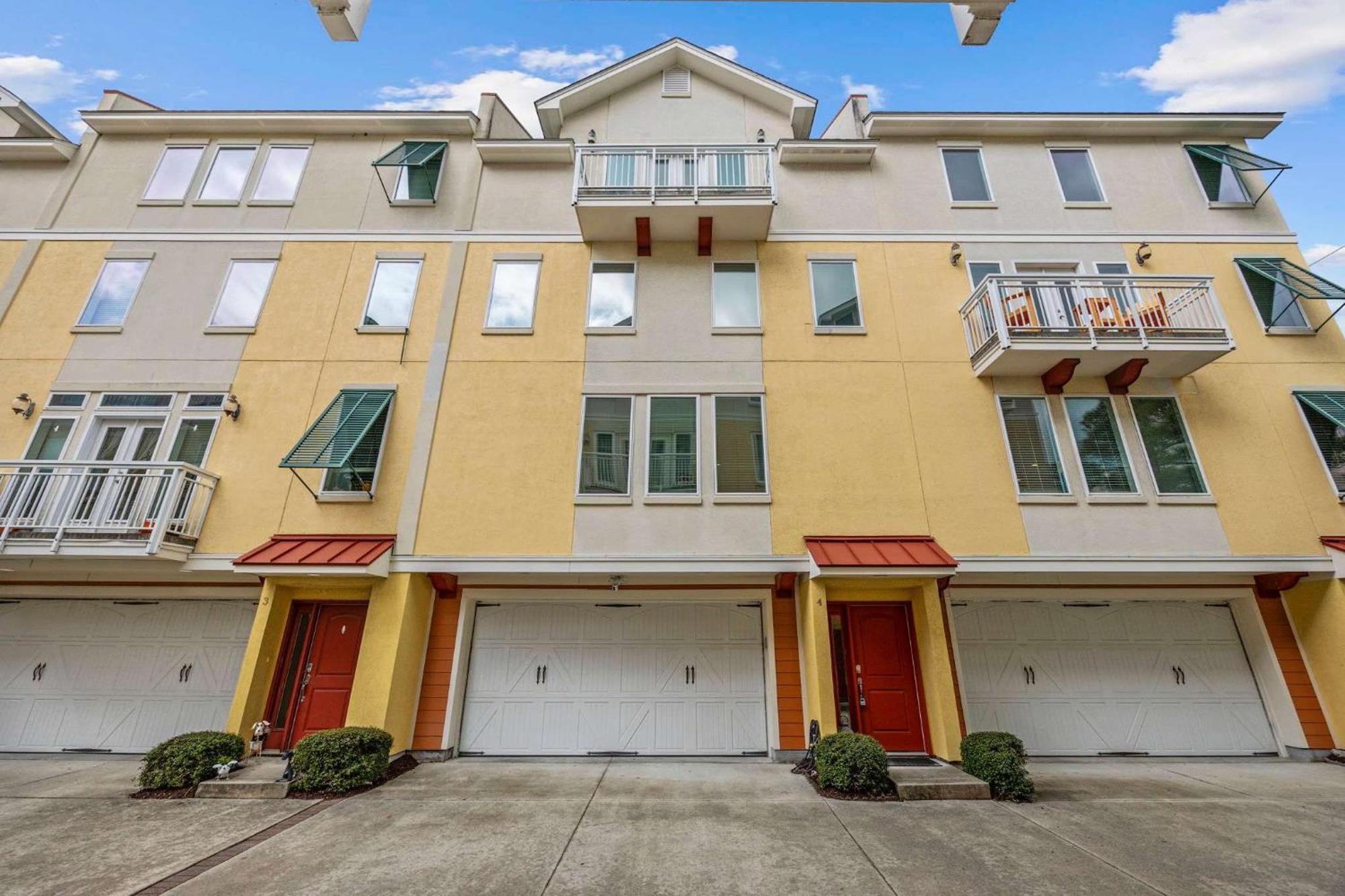 Holiday home 3br 3ba Townhouse One Block From The