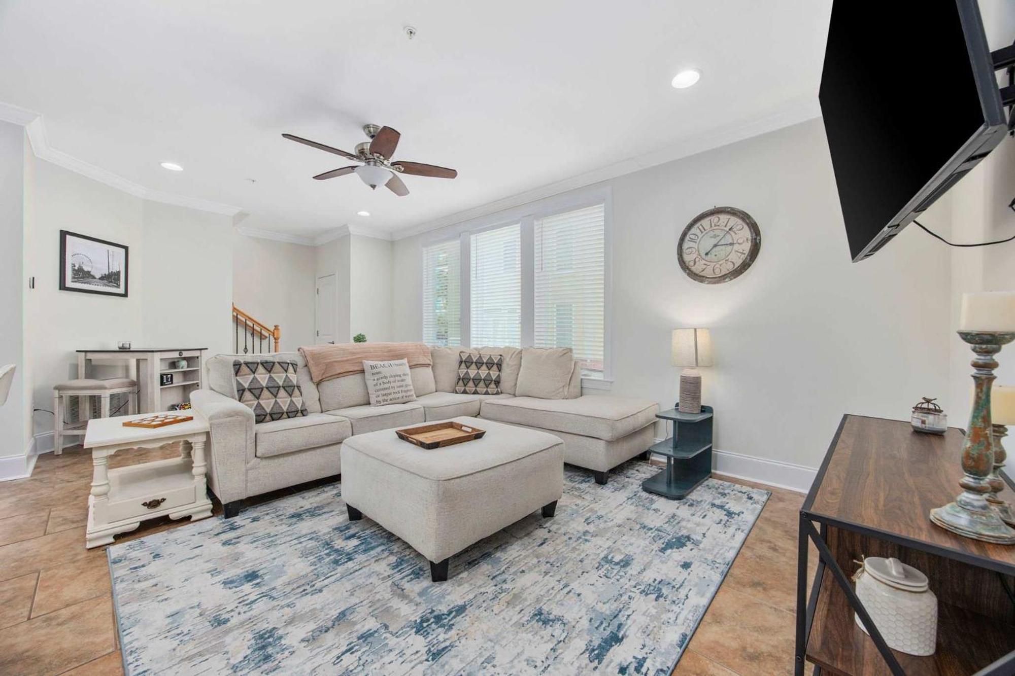 Holiday home 3br 3ba Townhouse One Block From The