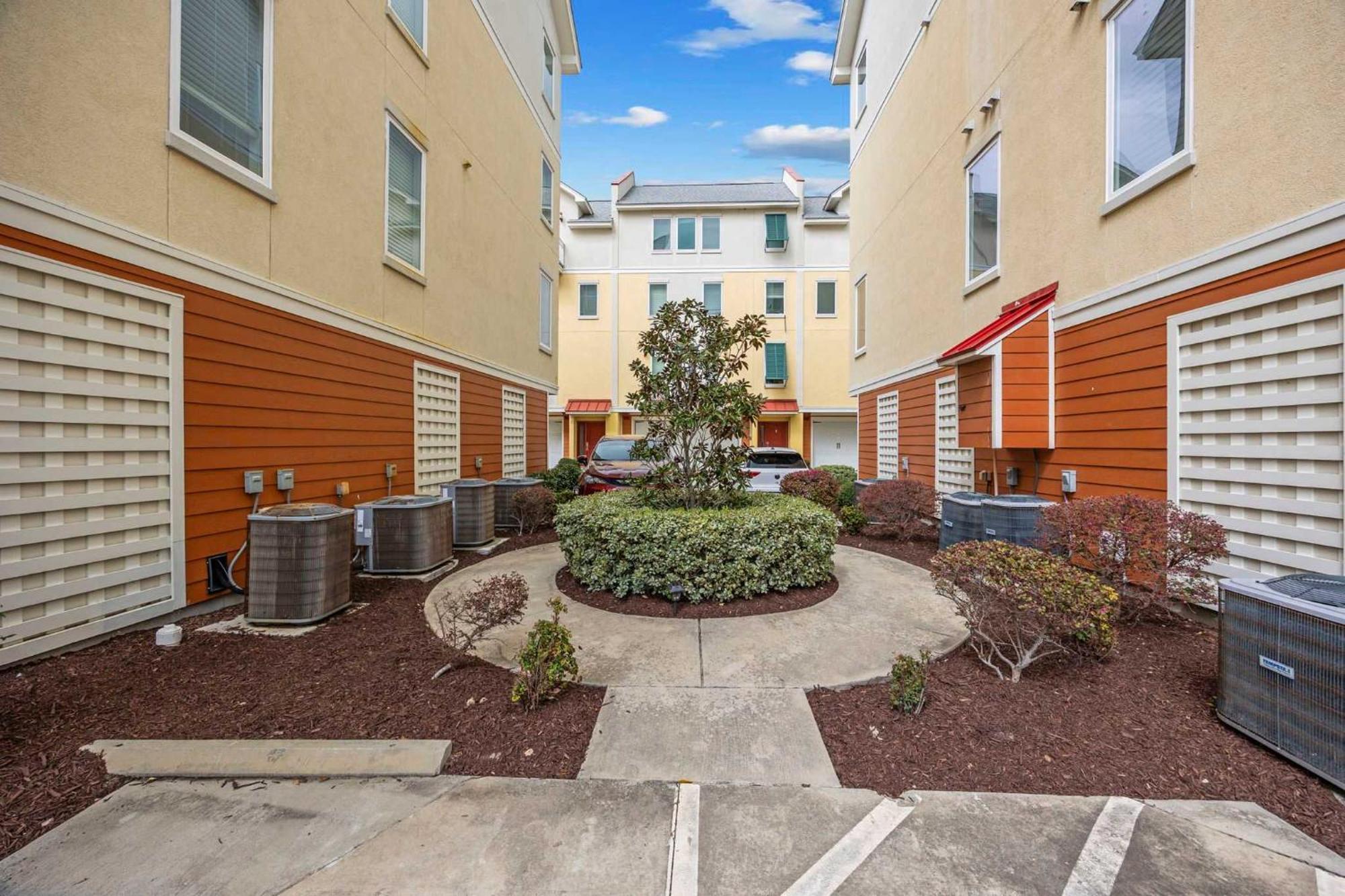 3br 3ba Townhouse One Block From The Holiday home *