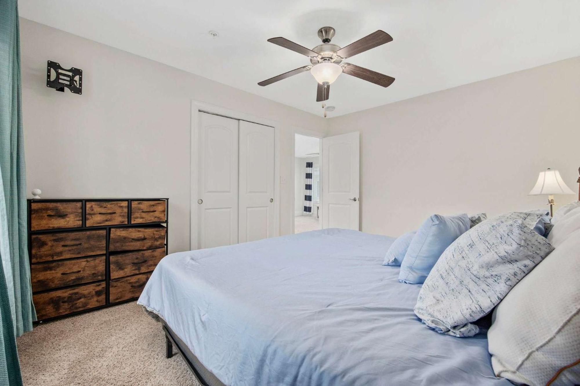 3br 3ba Townhouse One Block From The Holiday home *