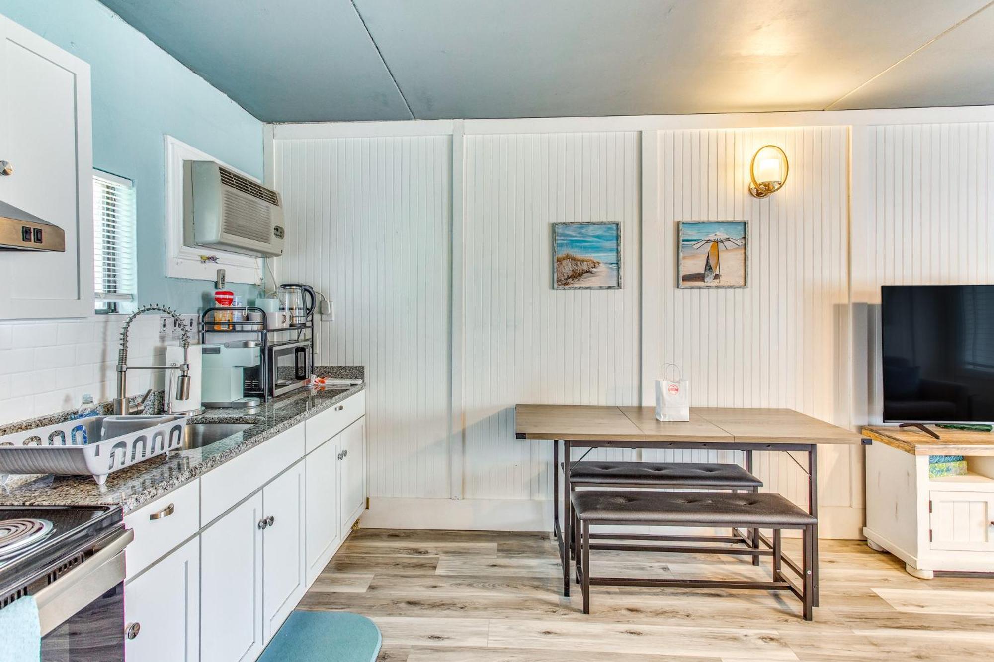 Apartment Steps To Remodeled North Myrtle Condo!