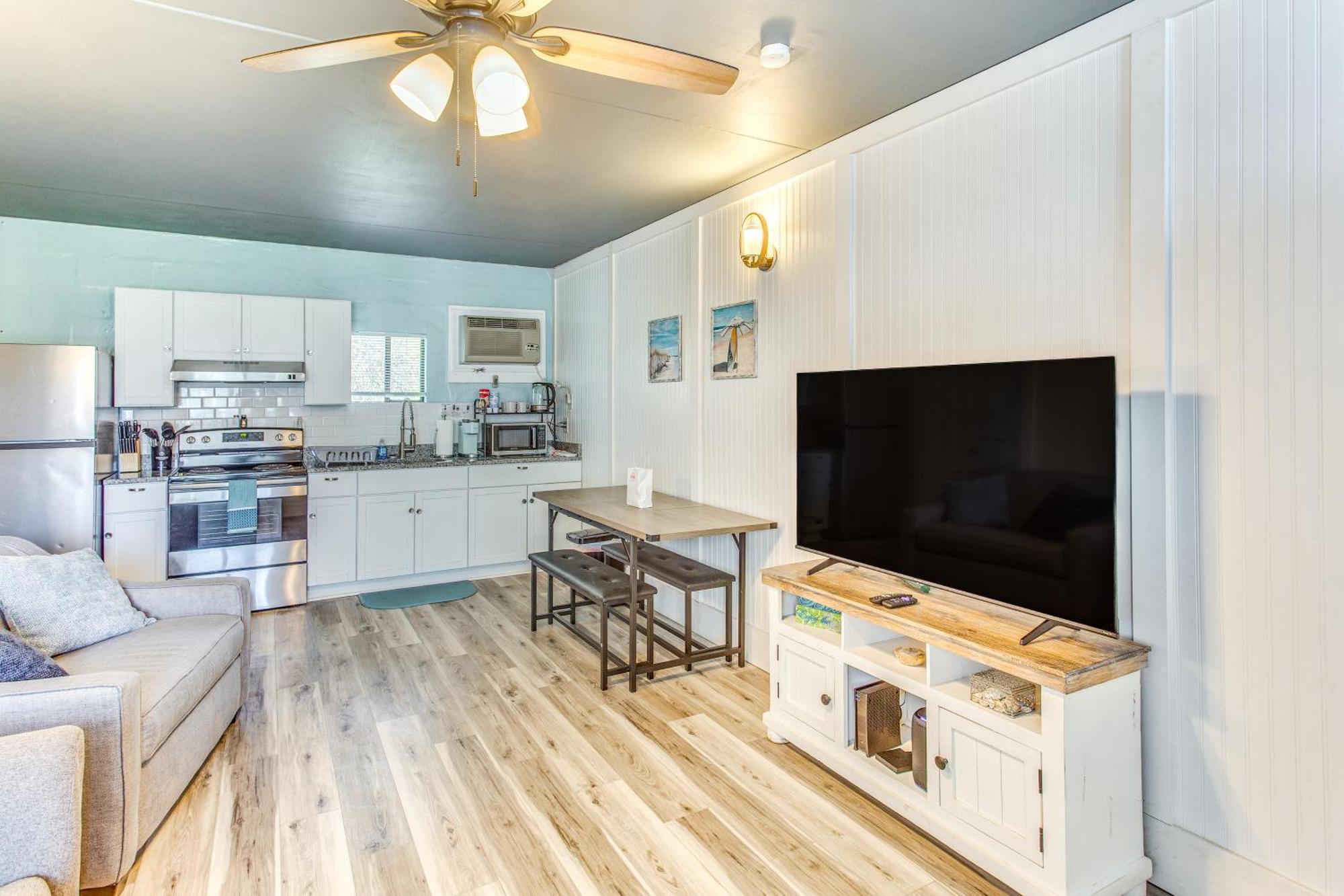 Steps To Remodeled North Myrtle Condo! *