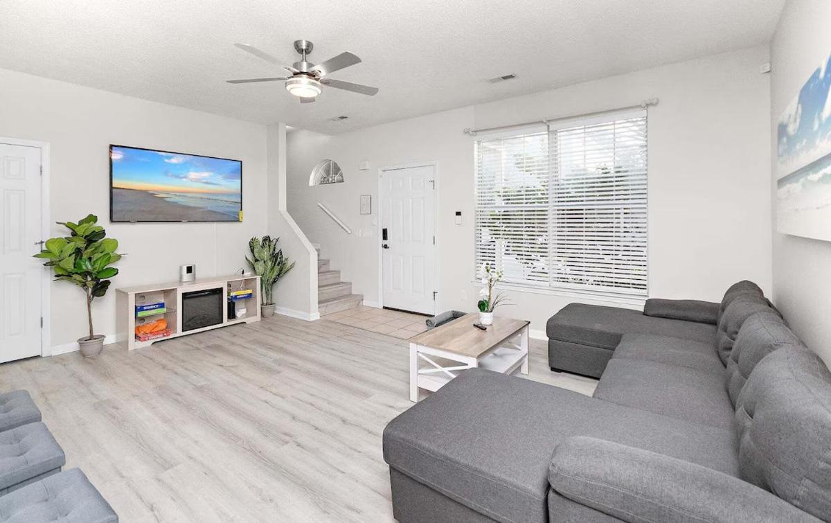 Vibes - 3 Bedrooms In Prime Location Near With Private Yard!